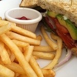 スモークサーモンとアボカドのウィートブレッドサンド\1300-☆