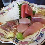 金町製麺 - 刺身盛（ウマヅラハギなど）