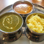 ナマステ 錦糸町店 - ほうれん草入りカレーとゆで卵入りキーマカレー、サフランライス