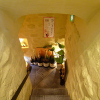 シャンパン食堂 - 地下へと続く階段です。