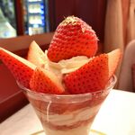 資生堂パーラー - 高知県産 ”おおきみ”のプレミアムストロベリーパフェ