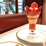 資生堂パーラー - 高知県産 ”おおきみ”のプレミアムストロベリーパフェ