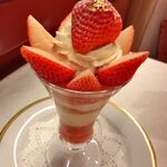 資生堂パーラー - 高知県産 ”おおきみ”のプレミアムストロベリーパフェ