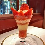 資生堂パーラー - 高知県産 ”おおきみ”のプレミアムストロベリーパフェ