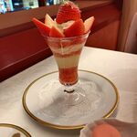 資生堂パーラー - 高知県産 ”おおきみ”のプレミアムストロベリーパフェ