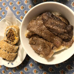 焼肉チャンピオン - 左：焼肉ロール(チャンピオンロール) 1/2
            右；焼肉弁当 1/2