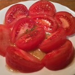和伊彩亭 ラ・ローザ - トマトサラダ。ドレッシングが違います。
