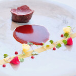 アジュール フォーティーファイブ - ランチコース 8200円 の北海道の蝦夷鹿のロースト