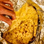 タージマハール - 大きくてしかもチーズたっぷりのチーズナン