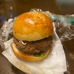 カーサ カルマ - 一見小振りに見えるがかなり大口でないと入らない厚み。
      バンズはさることなからもちろんパティも手作り。
      パティがシッカリ肉の旨味が凝縮されている