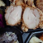 おもてなし料理 華れん - 唐揚げ弁当_700円　唐揚げ断面