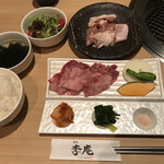 李庵 - 黒毛和牛カルビランチ＝９８０円 税別
鶏モモ＝５００円 税別