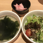 李庵 - ワカメスープ 野菜サラダ
奥は牛脂なので食えません