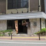 Hakata Naginoki - 春吉の交差点そばにある日本料理店です。
                        