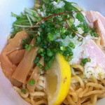 維新 - 吉備黄金鶏の鶏脂そば アップ、レモンが味を引き締めてくれます。