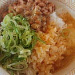 すき家 - 完成した「納豆たまかけ丼」です