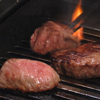 Enjoy grilled sirloin shabu and luxuriously thickly sliced salted skirt steak!
