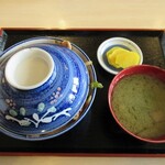白神飯店 - 蓋からはみ出てマス