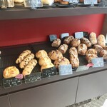 ブーランジェリー アモニエ - 棚にも所狭しとたくさんのパンが並べられています　どれも美味しそう