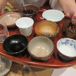 寿司つばさ - 銘柄変更の都度、猪口選び