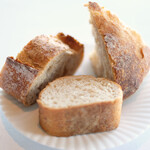 アジュール フォーティーファイブ - ランチコース 8200円 のパン