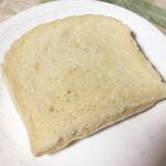 パン工房 MUGIYA - 市販の食パンより小さいですが、重量感ありです