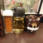 辛いラーメン14 - 卓上の調味料