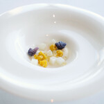 アジュール フォーティーファイブ - ランチコース 8200円 の墨イカとカリフラワー