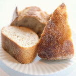 アジュール フォーティーファイブ - ランチコース 8200円 のパン