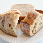 アジュール フォーティーファイブ - ランチコース 8200円 のパン