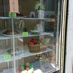 ラク亭 - フルーツや造花がある場所も、サンプルが並んでいたのでしょう…