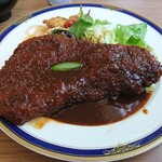 ラク亭 - お皿からはみ出しています…