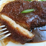 ラク亭 - デミグラスソースにしっかり絡めていただきます！！