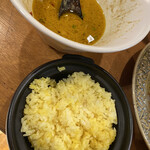 ハジカミ - カオソーイの濃厚なスープは、麺を食べた後に追い飯して食べちゃうくらい旨い。