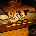 teppanryourisemmontenwabiyazammai - カウンターの調味料類（唯一京都らしい点です）