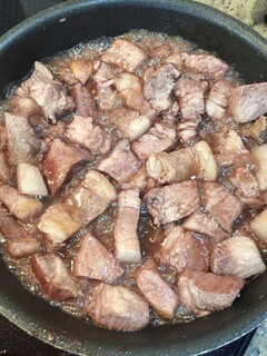 Vongu Sutaio - 結構上質な豚肩ロース1kgを塩とローズマリーで揉んで赤ワインで焼き煮して