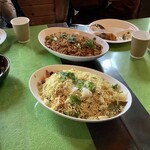 スプーンソング - 【1皿2～3人分】画像手前がエビプラオ、奥がチキンビリヤニ