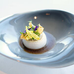 アジュール フォーティーファイブ - ランチコース 8200円 の菊芋と卵黄のメレンゲ仕立て