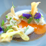 アジュール フォーティーファイブ - ランチコース 8200円 の菊芋と卵黄のメレンゲ仕立て