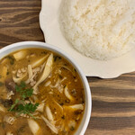 Curry カイエン - ホエ―豚挽肉と6種類のきのこのスープカレー