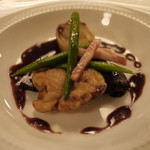 万平ホテル メインダイニングルーム - 佐久鯉の赤ワイン煮とリードゥヴォーのポワレ