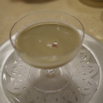 万平ホテル メインダイニングルーム - フェンネルと空豆のスープ　アメーラトマト浮かし