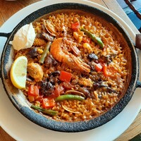 Bar Espanol LA BODEGA 大阪店 - 季節のパエリャは牛すじと牡蠣、赤海老入り、サラダ付きで税込み1,350円