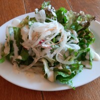 Bar Espanol LA BODEGA 大阪店 - チーズ風味のまろやかなシーザードレッシングが合う！スライスオニオンどっさりのサラダ