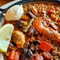 Bar Espanol LA BODEGA 大阪店 - 大きな赤海老とふっくらジューシーな牡蠣が嬉しい！クリーミーでパンチの効いたアイオリソースとレモンで味変も