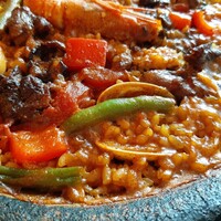 Bar Espanol LA BODEGA 大阪店 - 濃厚魚介エキスと牛すじのコクがお米1粒1粒にしみ込む！鍋のフチの香ばしいおこげも絶妙