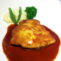 東京會舘 銀座スカイラウンジ - 弾力のあるカツ。ナイフでカットすると、中から大葉とチーズが飛び出す