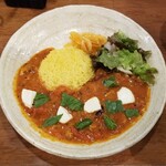 SPICY CURRY 魯珈 - あさりとモッツァレラとバジルのトマトマサラ