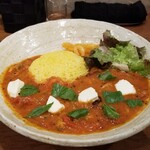 SPICY CURRY 魯珈 - あさりとモッツァレラとバジルのトマトマサラ