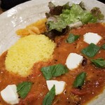 SPICY CURRY 魯珈 - あさりとモッツァレラとバジルのトマトマサラ